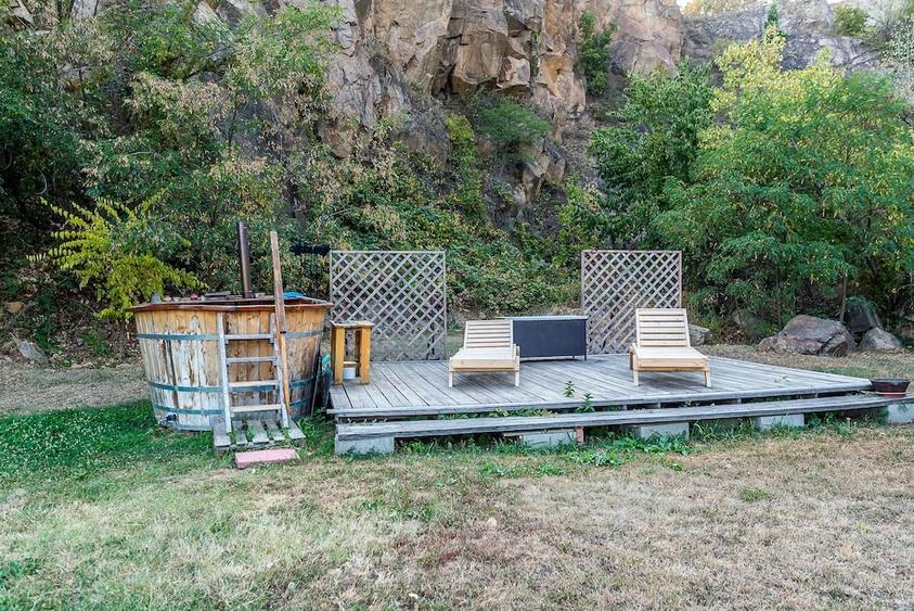 Casă cu 5 camere cu Teren 12000 Mp în Barațca