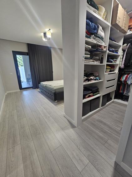 Apartament cu 4 camere decomandat în Dumbrăvița