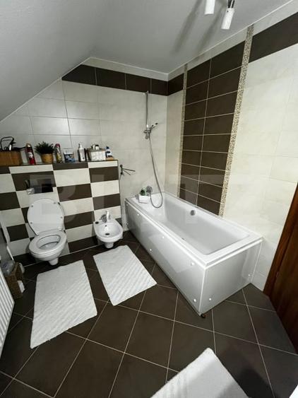 Casă individuală cu 4 camere cu Canalizare în Sud-Vest