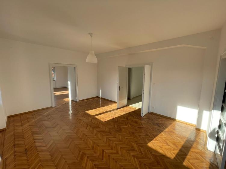Birou, de 110 mp, în P-ța Unirii