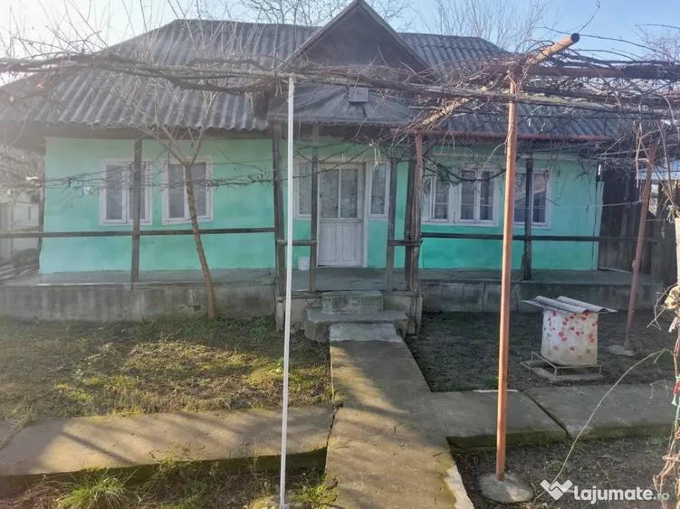 Casă cu 3 camere în Miroslovești