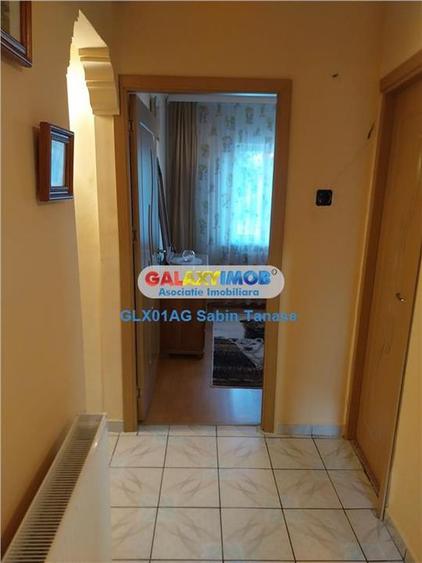 Apartament cu 3 camere decomandat, mobilat în Prundu