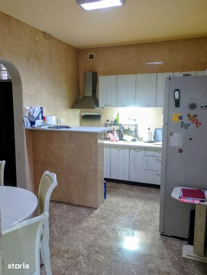Casă individuală cu 8 camere cu Canalizare în Șagului