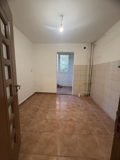 Apartament cu 3 camere semidecomandat în Titan