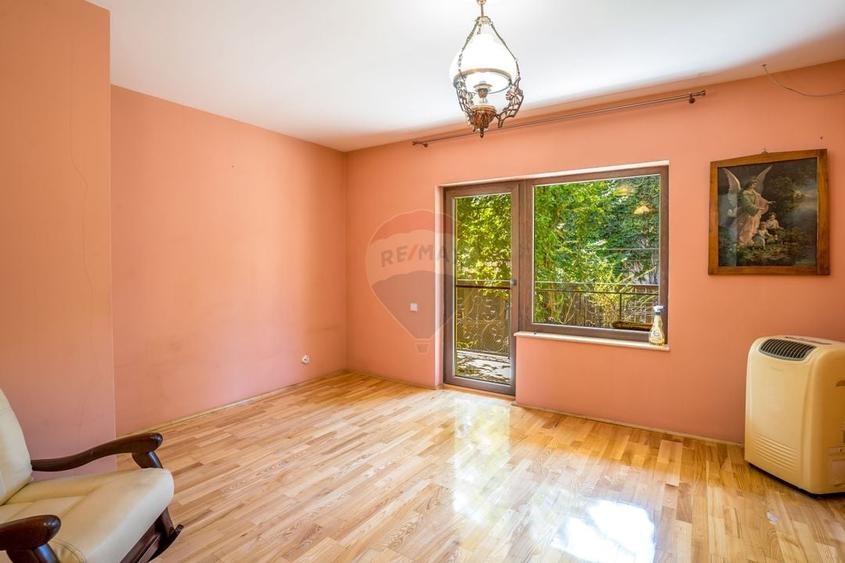 Casă individuală cu 8 camere cu Teren 405 Mp în Grigorescu