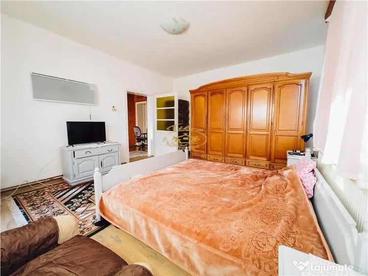 Casă cu 9 camere cu Teren 500 Mp în Praid