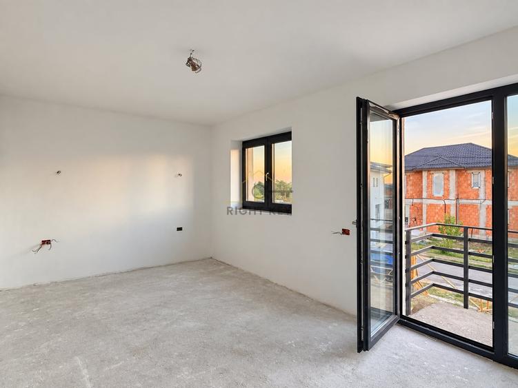 Casă individuală cu 4 camere cu Teren 300 Mp în Tunari