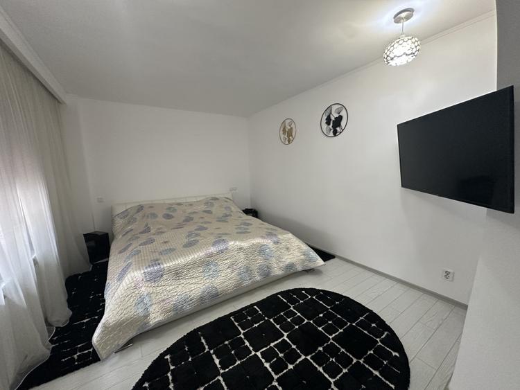 Casă individuală cu 8 camere cu Canalizare în 13 Septembrie