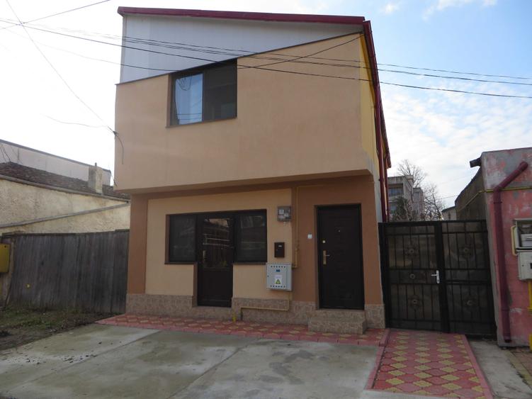 Casă cu 4 camere decomandat în Central