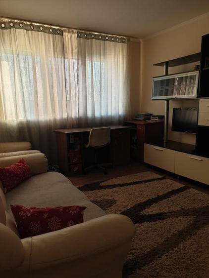 Apartament cu 3 camere decomandat, mobilat în Micro 16