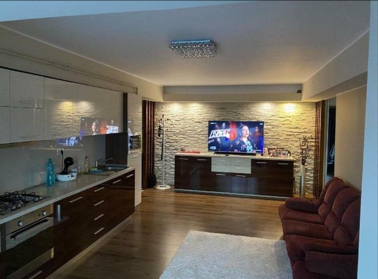 Apartament cu 3 camere decomandat, mobilat în Faleza Nord