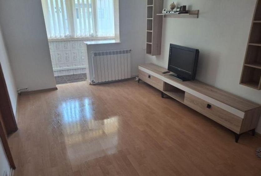 Apartament cu 3 camere semidecomandat în Casa de Cultură