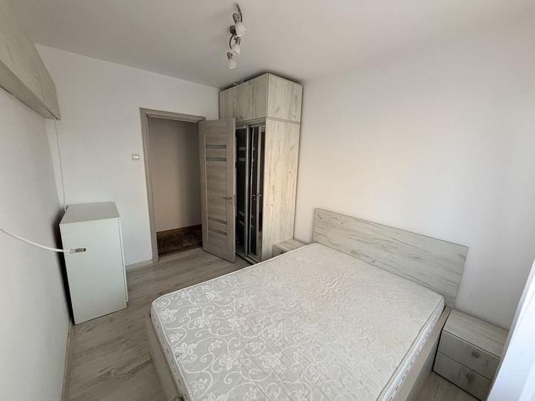 Apartament cu 3 camere semidecomandat în Craiovița Nouă