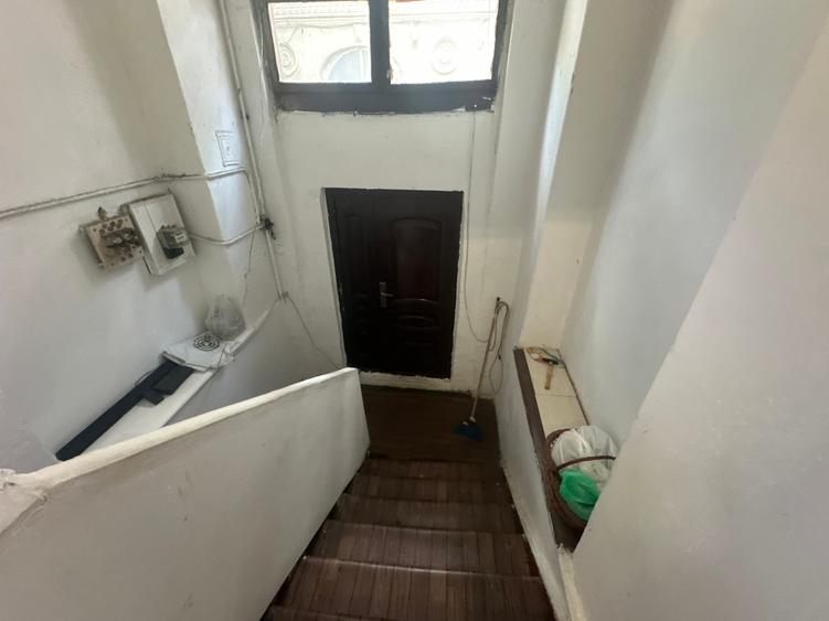 Apartament cu 7 camere decomandat în P-ța Unirii