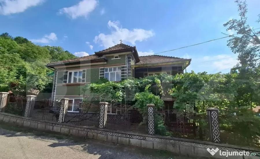 Casă cu 4 camere cu Teren 424 Mp în Central