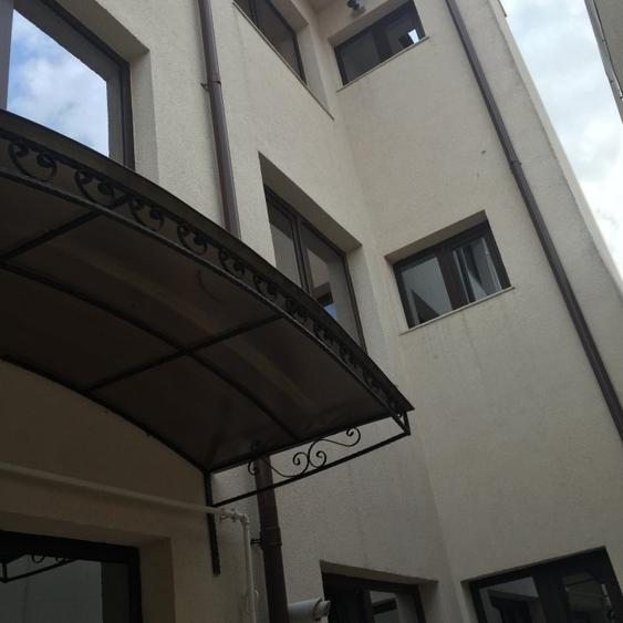 Casă individuală cu 9 camere cu Teren 220 Mp în Tomis II