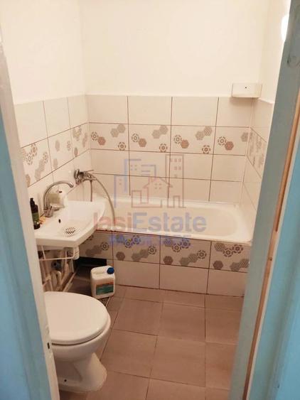 Apartament cu 3 camere semidecomandat în Filiași