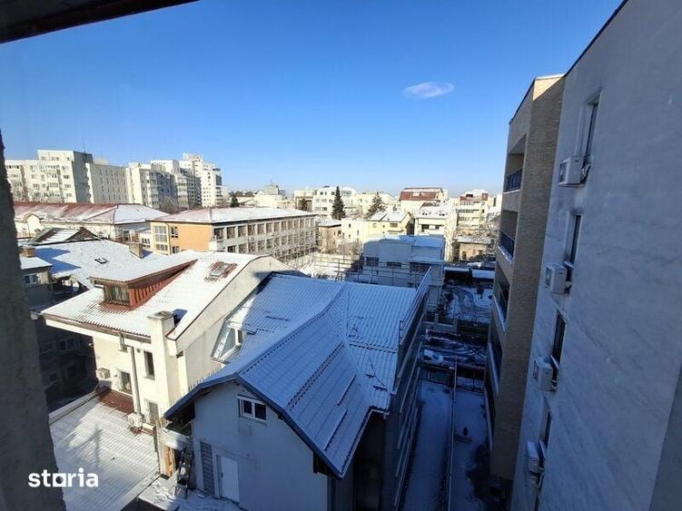 Apartament cu 3 camere semidecomandat în Floreasca