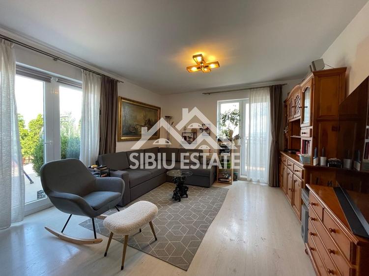 Apartament cu 3 camere semidecomandat, mobilat în Turnișor