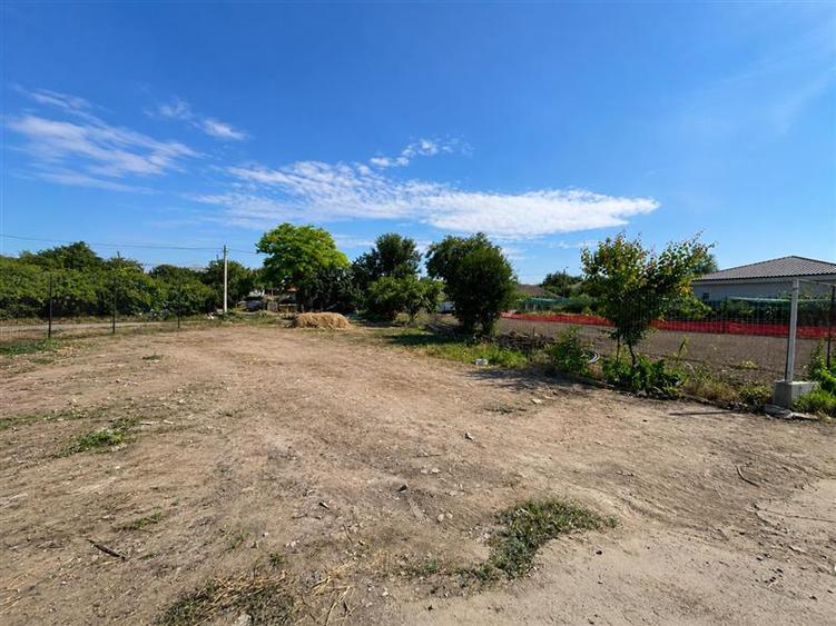 Teren Construcții intravilan de 366 mp, în Vest