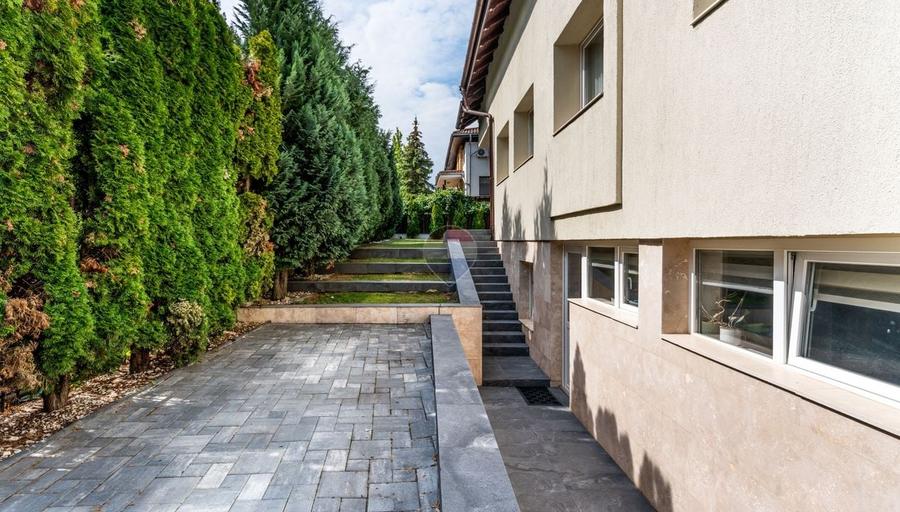 Casă individuală cu 7 camere cu Teren 512 Mp în Andrei Mureșanu