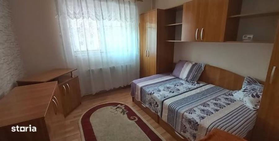 Apartament cu 3 camere semidecomandat în Micro 4