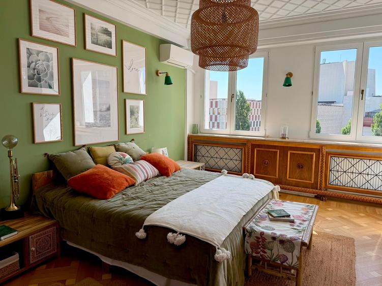 Apartament cu 4 camere în P-ța Universității