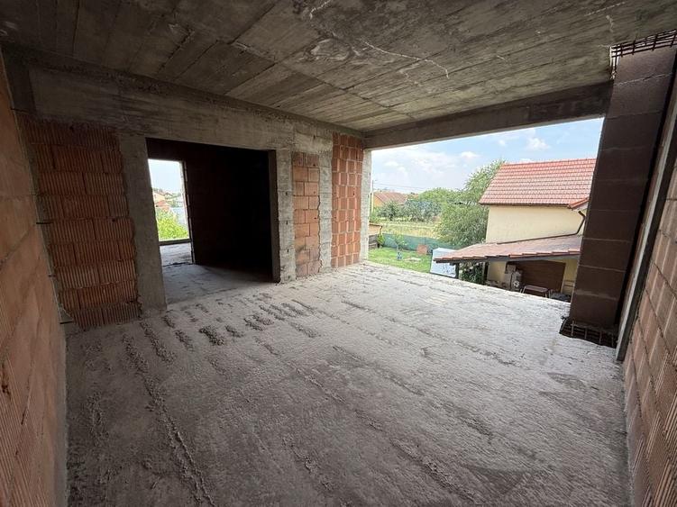 Casă cu 4 camere în Peciu Nou