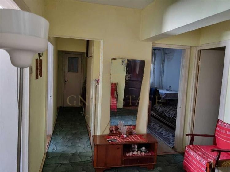 Apartament cu 4 camere semidecomandat în Lacul Tei