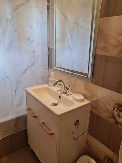 Apartament cu 3 camere semidecomandat în Sânleani