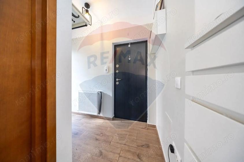 Apartament cu 3 camere semidecomandat în Tractorul