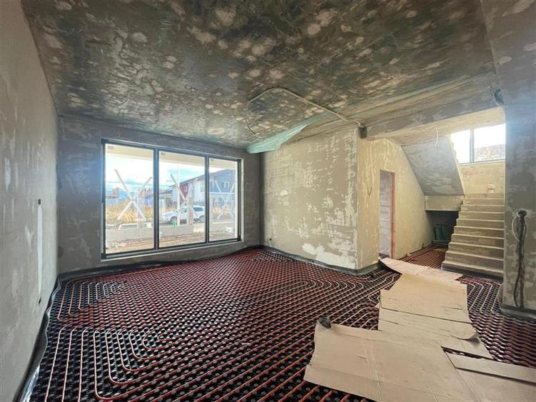 Casă individuală cu 4 camere cu Canalizare în Sânpetru