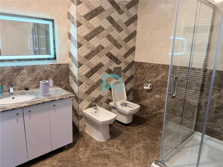 Apartament cu 3 camere decomandat în Tractorul