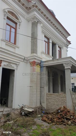 Casă cu 10 camere cu Teren 466 Mp în Ultracentral