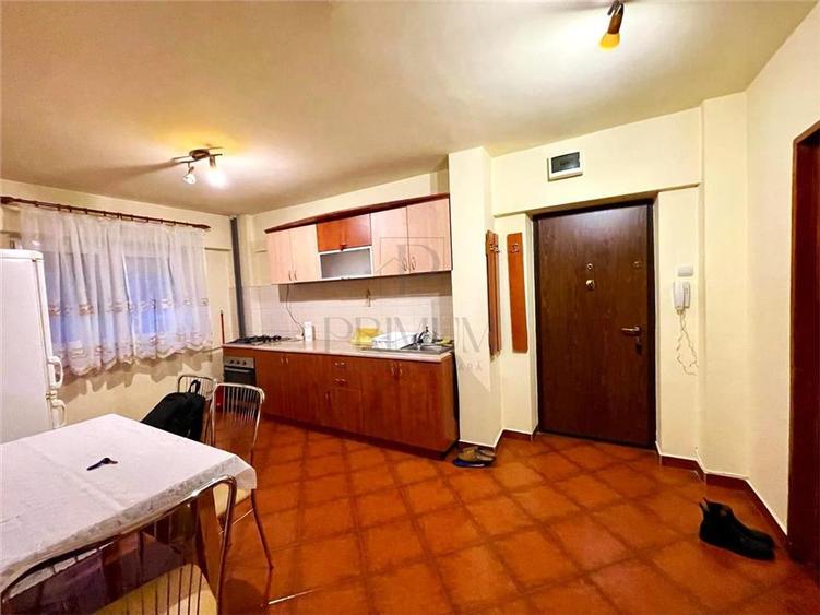 Apartament cu 3 camere decomandat, mobilat în Aradului