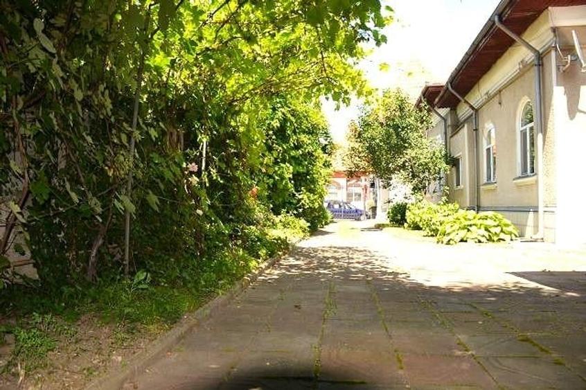 Casă individuală cu 6 camere cu Teren 800 Mp în Central