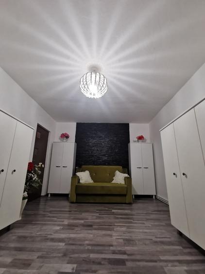 Apartament cu 3 camere decomandat în Piața Centrală