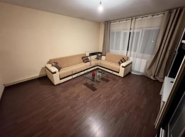 Apartament cu 3 camere decomandat, mobilat în Bucovina