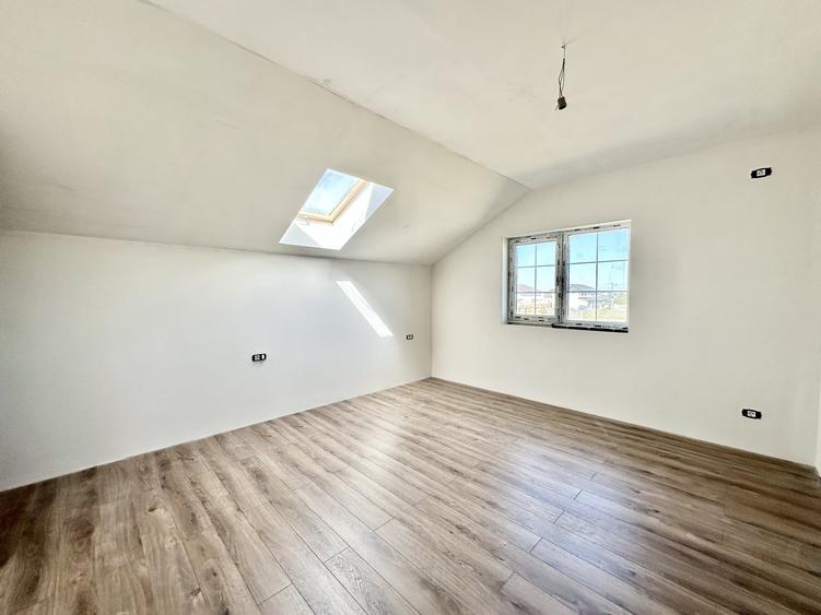 Duplex cu 4 camere cu Canalizare în Moșnița Veche