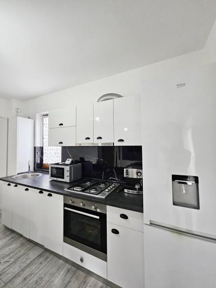 Apartament cu 4 camere semidecomandat, mobilat în Mamaia-Sat