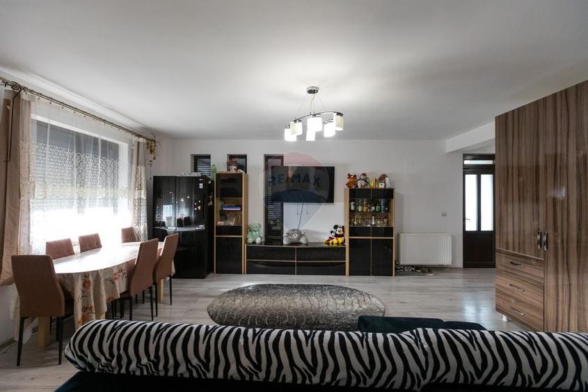 Casă individuală cu 6 camere cu Teren 564 Mp în Hemeiuș