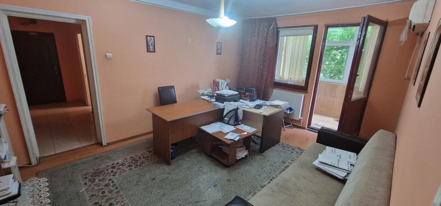 Apartament cu 3 camere semidecomandat, mobilat în Central