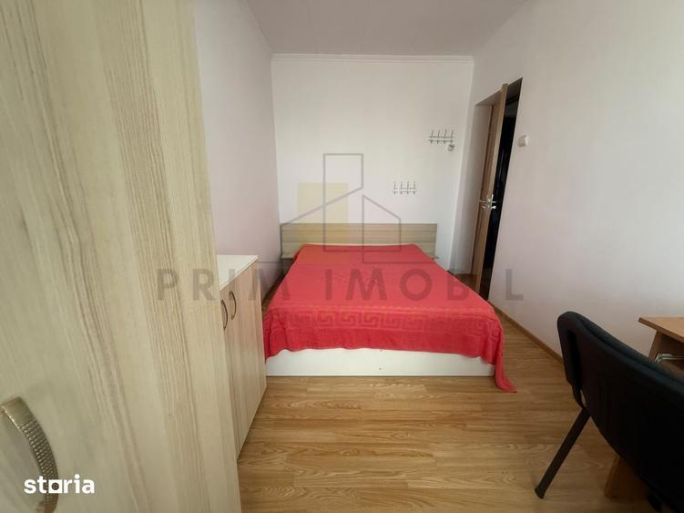 Apartament cu 3 camere în Podu Roș