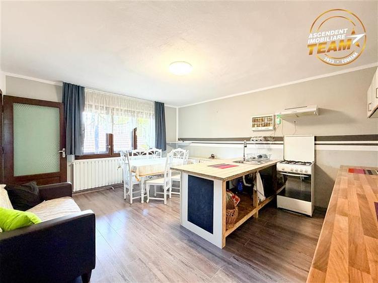Duplex cu 9 camere cu Canalizare în Central