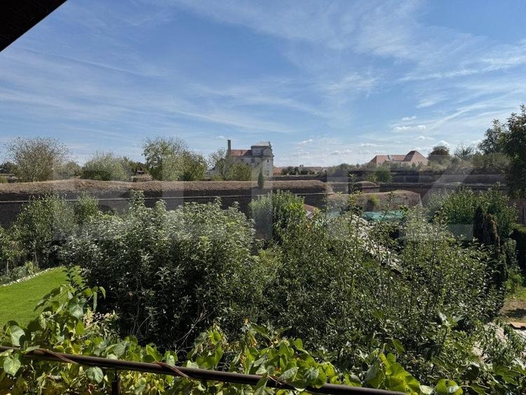 Casă individuală cu 7 camere cu Canalizare în Cetate