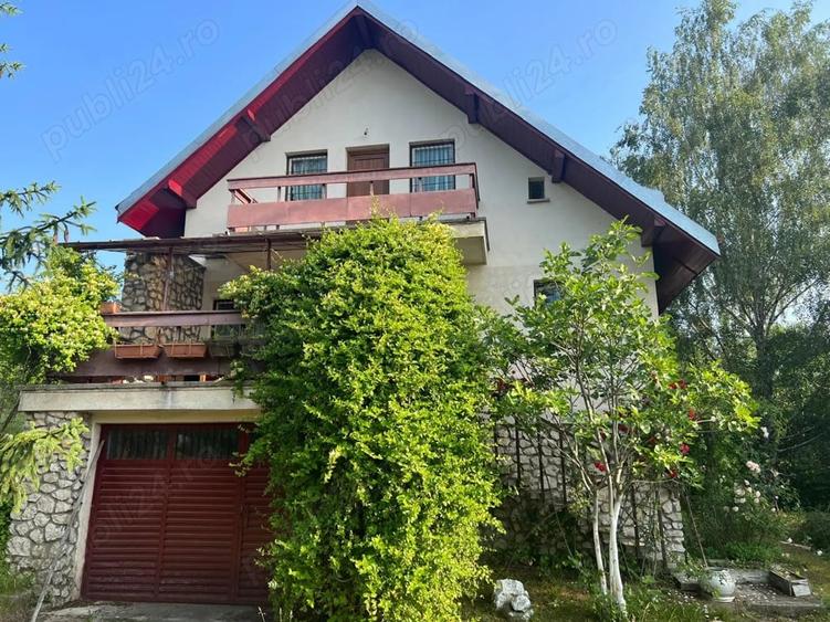 Casă cu 4 camere în Vărzaru