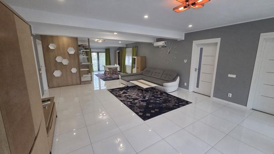 Apartament cu 4 camere decomandat în Central