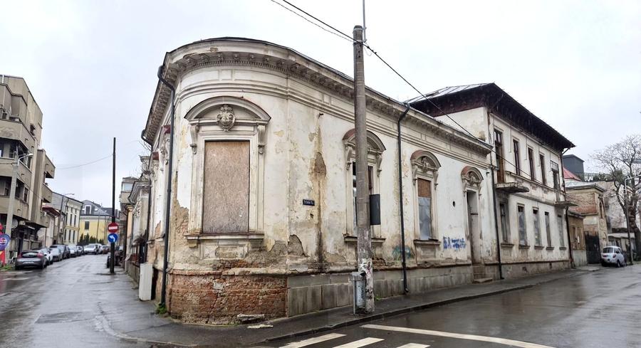 Casă individuală cu 16 camere cu Canalizare în Unirii