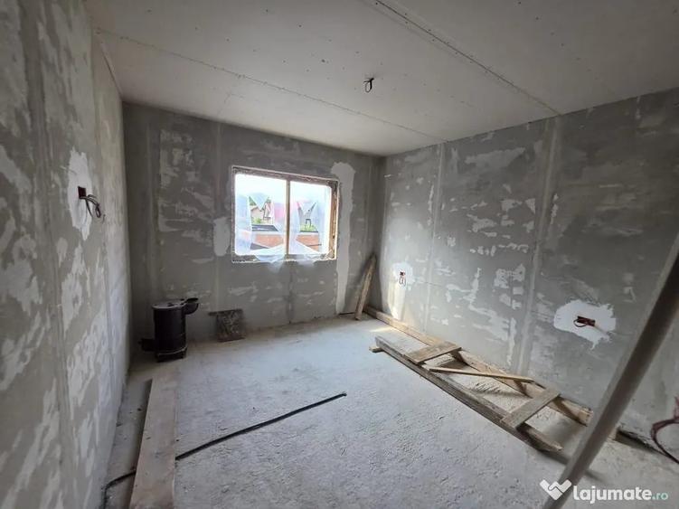Casă cu 4 camere cu Teren 300 Mp în Găvana