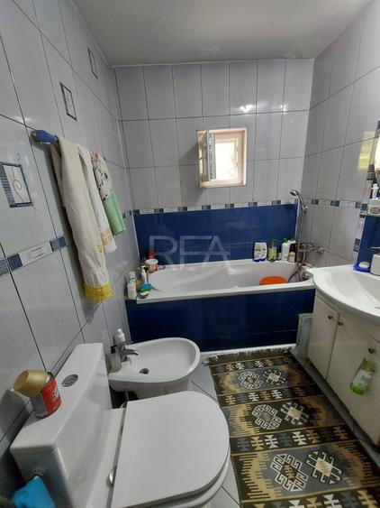 Apartament cu 3 camere semidecomandat, mobilat în Vitan Mall